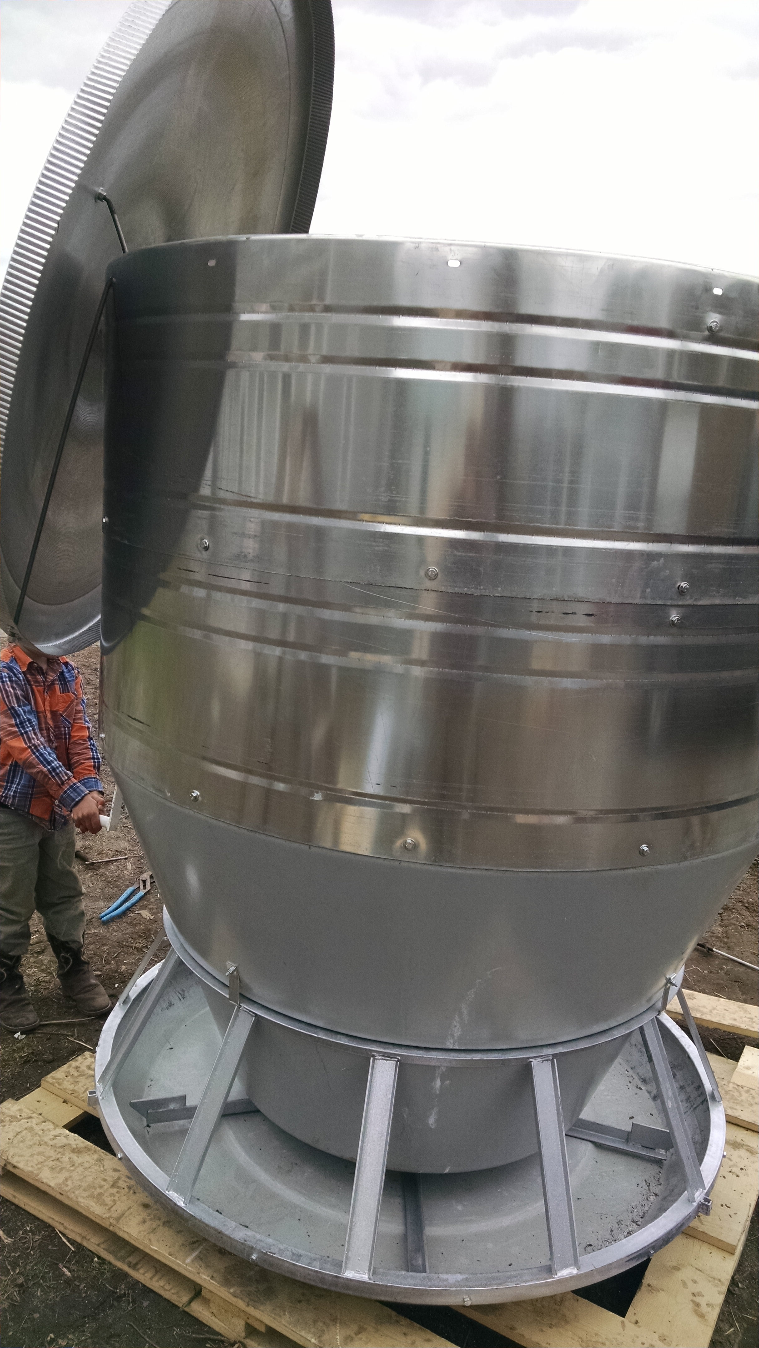 After dealing with an old feeder that would loose its lid in high winds, I was pleased to see how the lid keepers ensure that it can't become a five-foot frisbee.