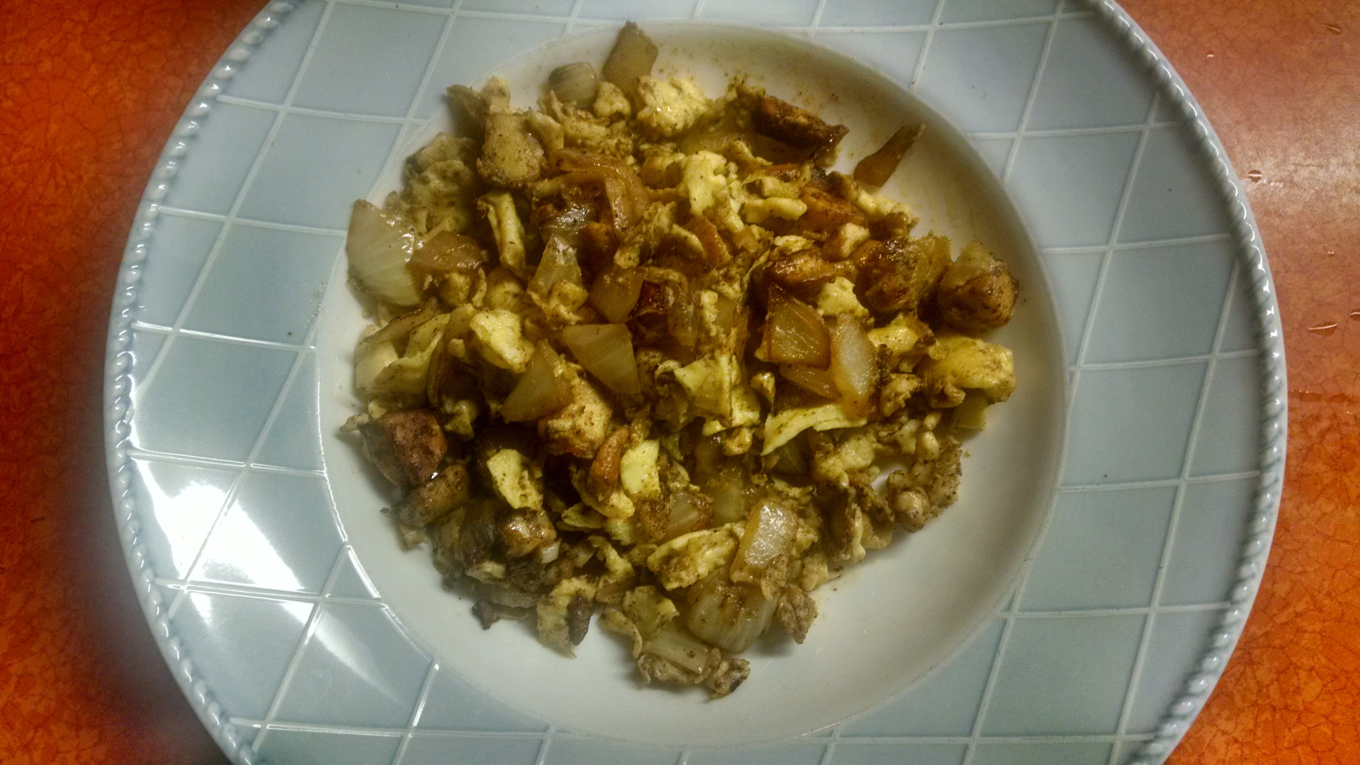 Last night's midnight snack.  I browned the puffball cubes in hot lard along with onions, garlic, cayenne powder and corriander, then I scrambled in a few eggs.  This morning I did the same thing, only adding in some fresh bell peppers and cayennes from the garden.